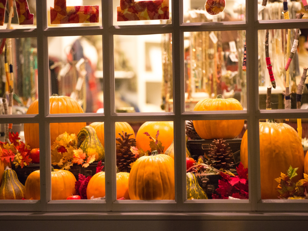 Pumpkin display in the fall